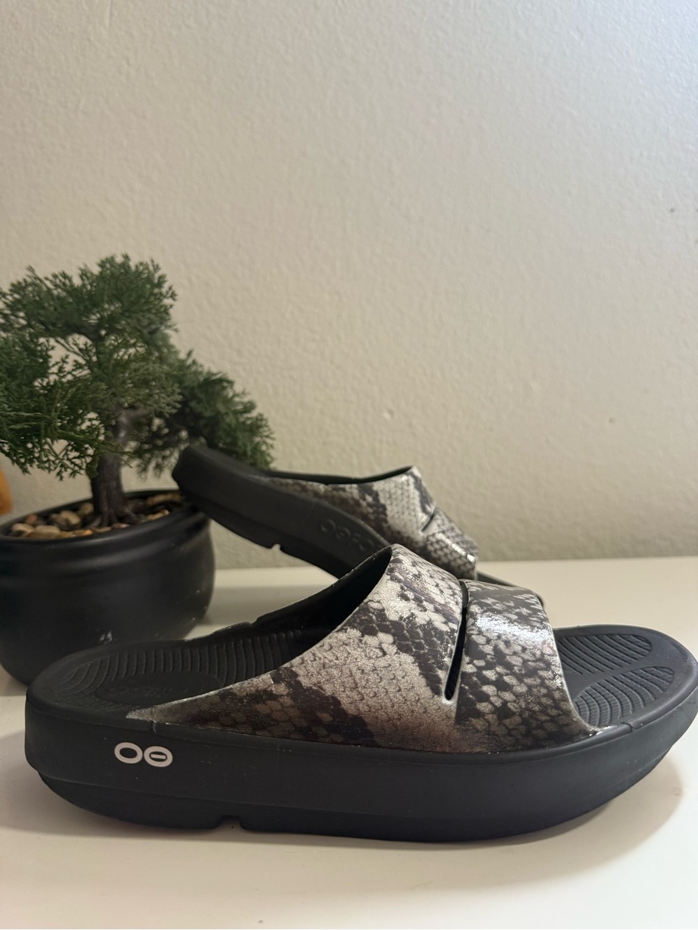 OOFOS Ooahh limited slide sandals women size 7 Snake-Print  Black and Gray